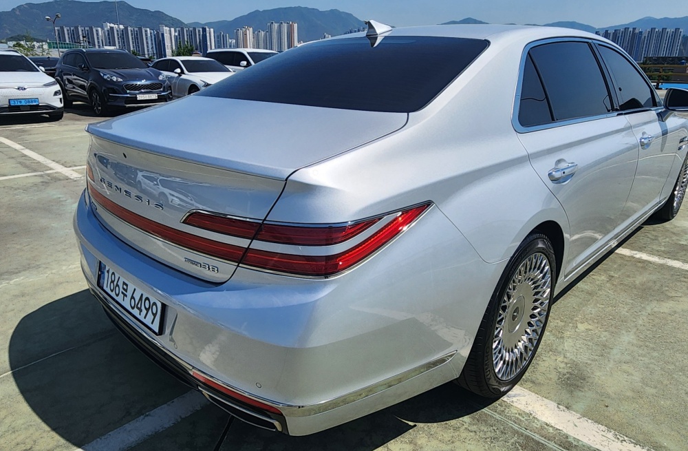 Genesis G90