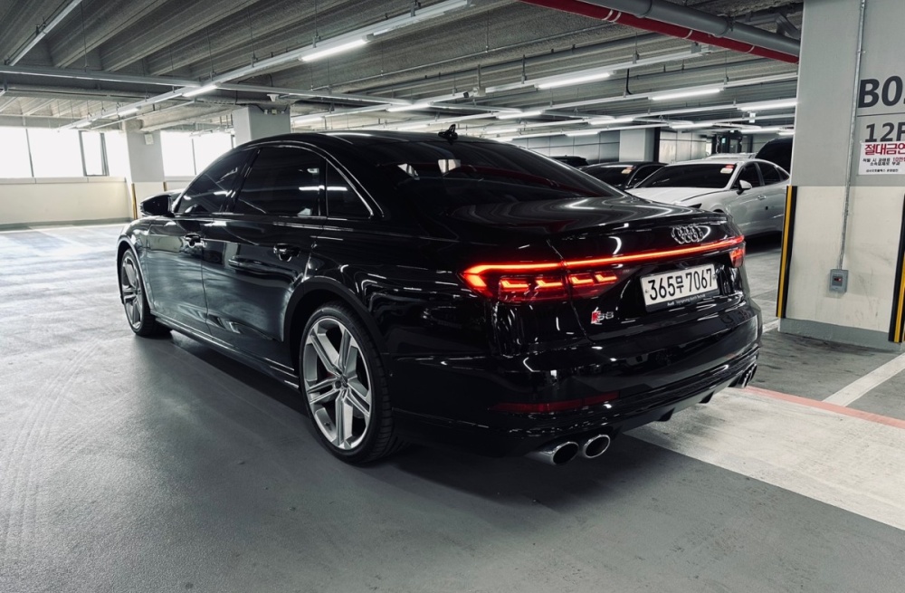 Audi S8 (D5)