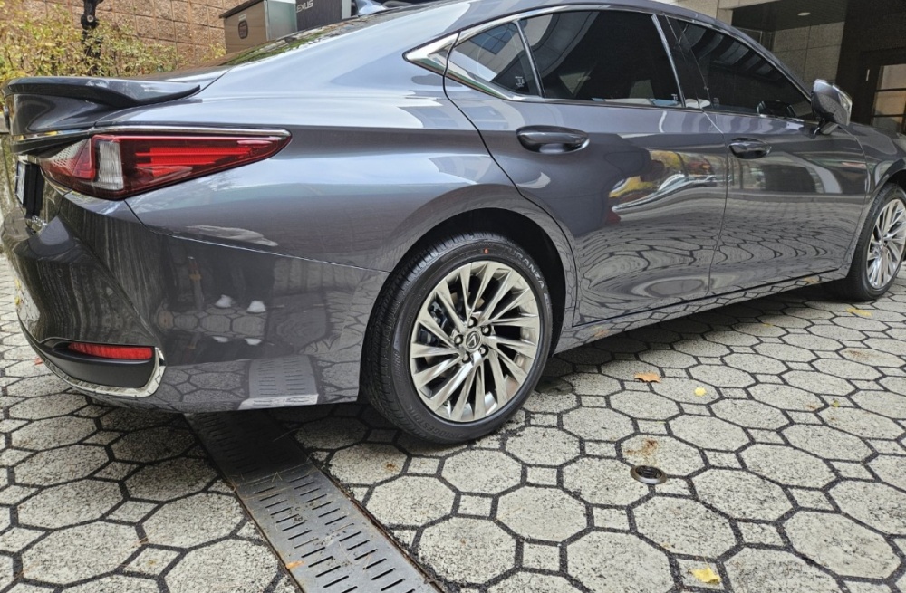 Lexus ES300h 7th generation