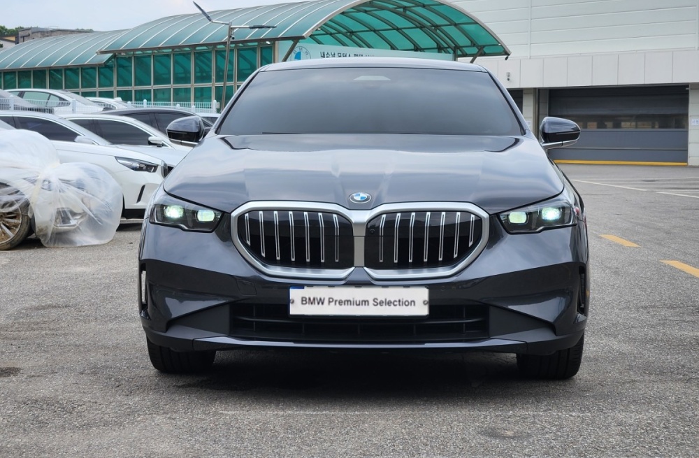 BMW 5 Series (G60)