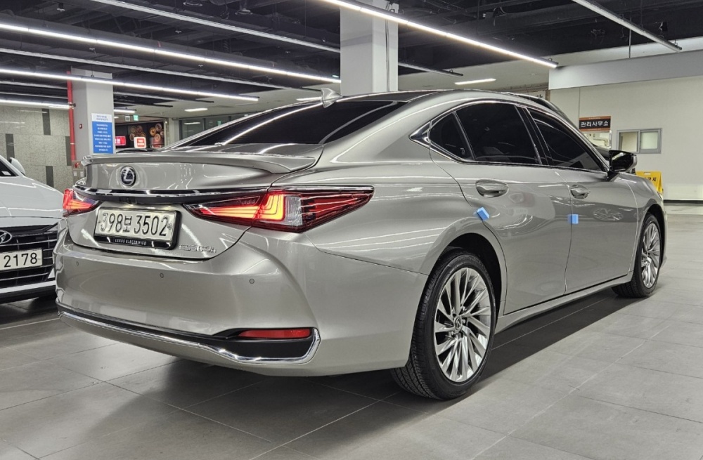 Lexus ES300h 7th generation