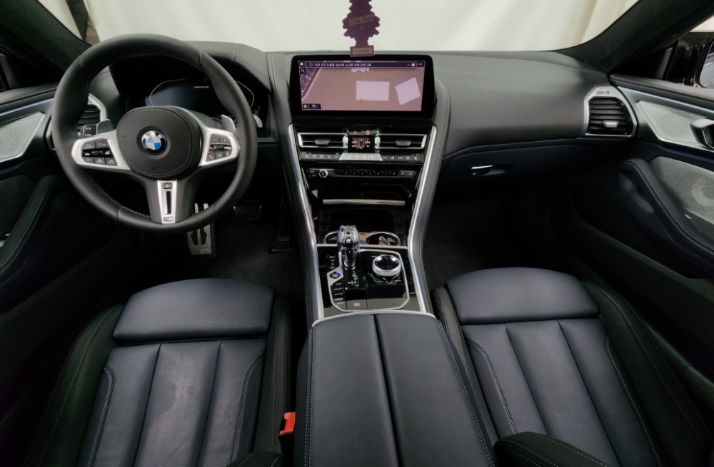BMW 8 Series (G15)
