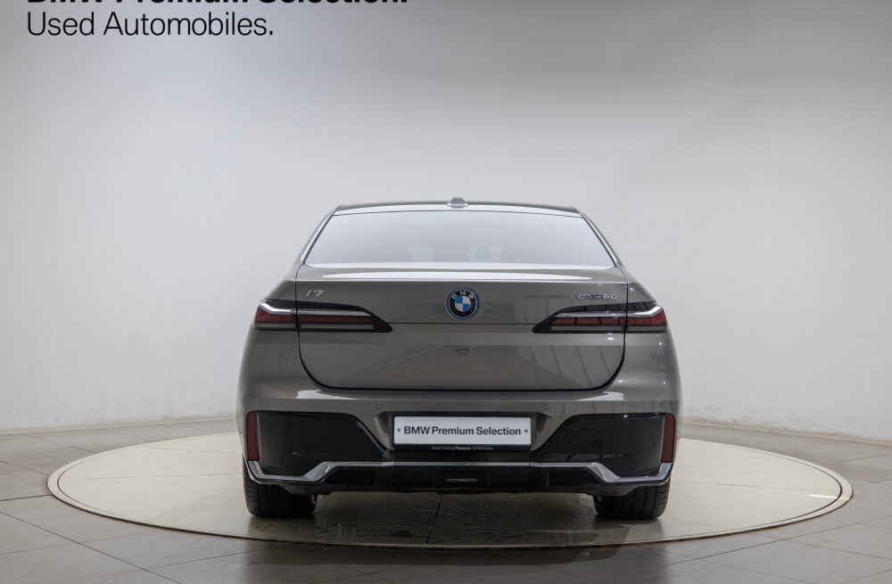 BMW i7 (G70)