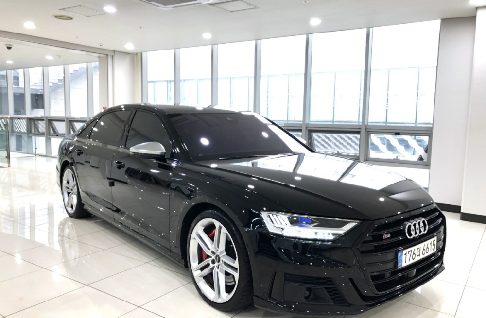 Audi S8 (D5)