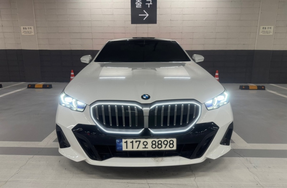 BMW 5 Series (G60)