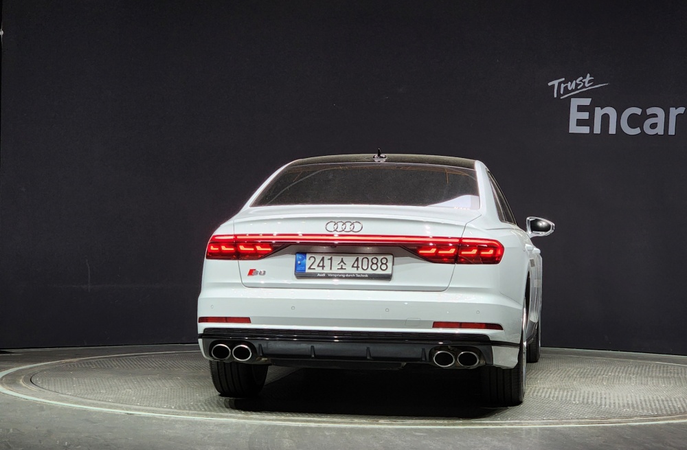 Audi S8 (D5)