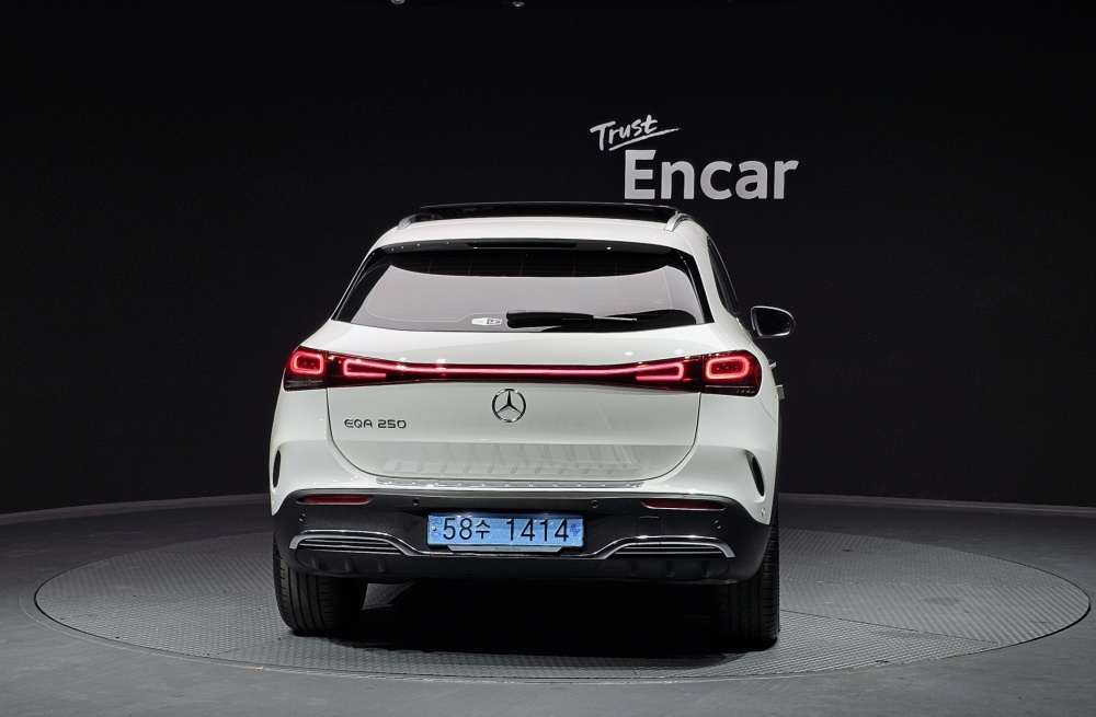 Mercedes-Benz EQA-H243